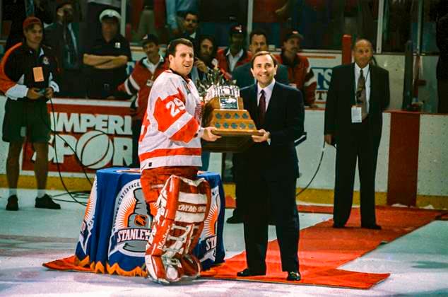 Ice hockey, Eishockey Goalie Mike Vernon, Detroit Redwings goalie accepts Conn Smythe Trophy for MVP from commissioner Gary Bettman during the 1997 Stanley Cup finals. Detroit Joe Louis Arena Michigan United States Copyright: xDuomo PCNx IH0803 106723