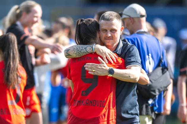 Fußball, Google Pixel Frauen Bundesliga, 20240520, TSG Hoffenheim - FC Bayern München. Im Bild Jovana DAMNJANOVIC (FC Bayern München Frauen, 9) und Trainer der FC Bayern München Frauen Alexander STRAUS Umarmung Schlussjubel. Hoffenheim Dietmar-Hopp-Stadion Baden Württemberg Deutschland Copyright: Passion2Press MarkusxFischerx