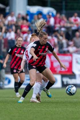 GOOGLE PIXEL Frauen-Bundesliga: 1. FC Köln - Eintracht Frankfurt, 20.05.2024 Laura Freigang (Eintracht Frankfurt, 10), Laura Vogt (1. FC Köln, 8). GOOGLE PIXEL Frauen-Bundesliga, 1. FC Köln - Eintracht Frankfurt, 22. Spieltag, am 20.05.2024, Franz-Kremer-Stadion, Köln DFL regulations prohibit any use of photographs as image sequences and or quasi-video Copyright: xBEAUTIFULxSPORTS Meuselx