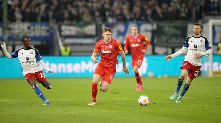 Foto : Nicolai Remberg (Kiel) gegen .... Jonas Meffert , rechts Fussball 2. Bundesliga am Sa. 20.04.2024 Hamburger SV - Holstein Kiel 0 - 1