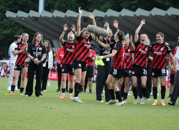 20.05.2024, xgrfx, Fussball 1.Bundesliga Damen, 1.FC Köln Frauen - Eintracht Frankfurt emspor, v.l. Barbara Dunst feiert mit der Mannschaft (Eintracht Frankfurt) (DFL DFB REGULATIONS PROHIBIT ANY USE OF PHOTOGRAPHS as IMAGE SEQUENCES and or QUASI-VIDEO) Köln