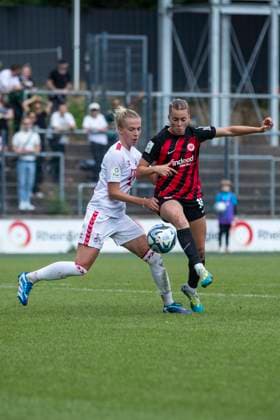 GOOGLE PIXEL Frauen-Bundesliga: 1. FC Köln - Eintracht Frankfurt, 20.05.2024 Laura Freigang (Eintracht Frankfurt, 10) im Zweikampf mit Celina Degen (1. FC Köln, 5). GOOGLE PIXEL Frauen-Bundesliga, 1. FC Köln - Eintracht Frankfurt, 22. Spieltag, am 20.05.2024, Franz-Kremer-Stadion, Köln DFL regulations prohibit any use of photographs as image sequences and or quasi-video Copyright: xBEAUTIFULxSPORTS Meuselx