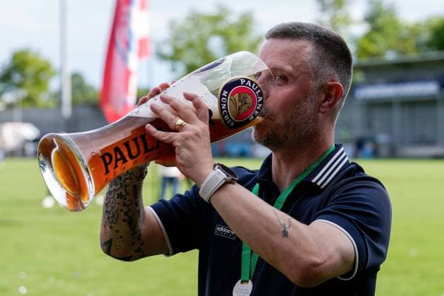 Alexander Straus (Trainer, Cheftrainer, FCB) gönnt sich einen Schluck Meisterbier, Paulaner Alkoholfrei Bier, beim Jubel, bei der Siegerehrung nach dem Spiel, Ehrung des Deutschen Meisters, nach der gewonnenen Meisterschaft, Deutscher Meister 2023 24 in der Google Pixel Frauen-Bundesliga, Freude über den Sieg, Sieger, Gewinner, Gewinn der Deutschen Meisterschaft, Deutsche Meisterinnen, Deutsche Meisterin, freuen, freut sich, jubelt, jubeln, fröhlich, Freude, optimistisch, positiv, Highlight, Meisterjubel, Einzelbild, Einzelfoto, Aktion, Action, 20.05.2024, Sinsheim (Hoffenheim) (Deutschland), Fussball, Google Pixel Frauen-Bundesliga, TSG 1899 Hoffenheim - FC Bayern München, DFB DFL REGULATIONS PROHIBIT ANY USE OF PHOTOGRAPHS AS IMAGE SEQUENCES AND OR QUASI-VIDEO.