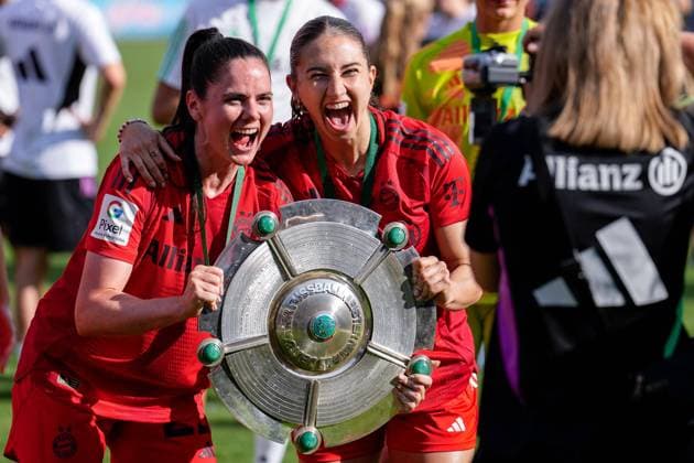 v.li.: Die beiden Österreicherinnen Sarah Zadrazil (FCB, 25) und Katharina Naschenweng (FCB, 19), Spielerin, Spielerinnen vom FC Bayern München, beim Jubel, bei der Siegerehrung nach dem Spiel mit der Meisterschale, mit Trophäe, mit dem Pokal, Ehrung des Deutschen Meisters, nach der gewonnenen Meisterschaft, Deutscher Meister 2023 24 in der Google Pixel Frauen-Bundesliga, Freude über den Sieg, Sieger, Gewinner, Gewinn der Deutschen Meisterschaft, Deutsche Meisterinnen, Deutsche Meisterin, freuen, freut sich, jubelt, jubeln, fröhlich, Freude, optimistisch, positiv, Highlight, Meisterjubel, Action, Aktion, 20.05.2024, Sinsheim (Hoffenheim) (Deutschland), Fussball, Google Pixel Frauen-Bundesliga, TSG 1899 Hoffenheim - FC Bayern München, DFB DFL REGULATIONS PROHIBIT ANY USE OF PHOTOGRAPHS AS IMAGE SEQUENCES AND OR QUASI-VIDEO. *** v li The two Austrians Sarah Zadrazil FCB, 25 and Katharina Naschenweng FCB, 19 , player, players from FC Bayern Munich, cheering, at the award ceremony after the game with the championship trophy, with the trophy, honoring the German champion, after winning the championship, German champion 2023 24 in the Google Pixel Womens Bundesliga, joy about the victory, winner, winner, Winning the German Championship, German Champion, German Champion, rejoice, rejoicing, cheering, cheerful, joy, optimistic, positive, highlight, champions jubilation, action, 20 05 2024, Sinsheim Hoffenheim Germany , Football, Google Pixel Womens Bundesliga, TSG 1899 Hoffenheim FC Bayern Munich, DFB DFL REGULATIONS PROHIBIT ANY USE OF PHOTOGRAPHS AS IMAGE SEQUENCES AND OR QUASI VIDEO xozx