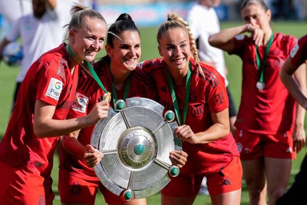 v.li.: Lea Schüller (FCB, 11), Jovana Damnjanovic (FCB, 9) und Giulia Gwinn (FCB, 7), Spielerin, Spielerinnen vom FC Bayern München, beim Jubel, bei der Siegerehrung nach dem Spiel mit der Meisterschale, mit Trophäe, mit dem Pokal, Ehrung des Deutschen Meisters, nach der gewonnenen Meisterschaft, Deutscher Meister 2023 24 in der Google Pixel Frauen-Bundesliga, Freude über den Sieg, Sieger, Gewinner, Gewinn der Deutschen Meisterschaft, Deutsche Meisterinnen, Deutsche Meisterin, freuen, freut sich, jubelt, jubeln, fröhlich, Freude, optimistisch, positiv, Highlight, Meisterjubel, Action, Aktion, 20.05.2024, Sinsheim (Hoffenheim) (Deutschland), Fussball, Google Pixel Frauen-Bundesliga, TSG 1899 Hoffenheim - FC Bayern München, DFB DFL REGULATIONS PROHIBIT ANY USE OF PHOTOGRAPHS AS IMAGE SEQUENCES AND OR QUASI-VIDEO.