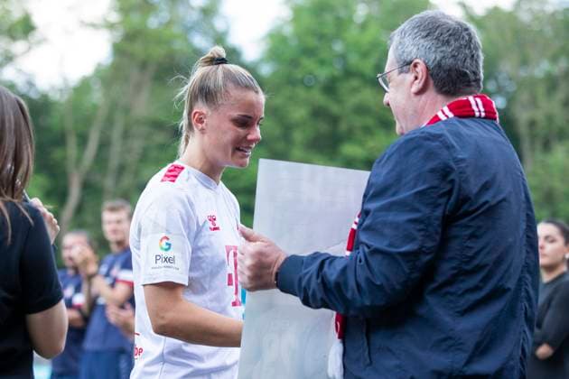 GOOGLE PIXEL Frauen-Bundesliga: 1. FC Köln - Eintracht Frankfurt, 20.05.2024 Selina Cerci (1. FC Köln, 29) wird verabschiedet. GOOGLE PIXEL Frauen-Bundesliga, 1. FC Köln - Eintracht Frankfurt, 22. Spieltag, am 20.05.2024, Franz-Kremer-Stadion, Köln DFL regulations prohibit any use of photographs as image sequences and or quasi-video Copyright: xBEAUTIFULxSPORTS Meuselx