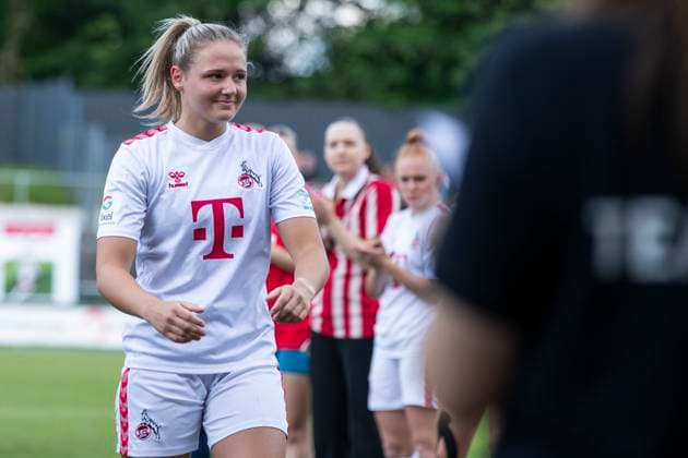 GOOGLE PIXEL Frauen-Bundesliga: 1. FC Köln - Eintracht Frankfurt, 20.05.2024 Marleen Schimmer (1. FC Köln, 23) wird verabschiedet. GOOGLE PIXEL Frauen-Bundesliga, 1. FC Köln - Eintracht Frankfurt, 22. Spieltag, am 20.05.2024, Franz-Kremer-Stadion, Köln DFL regulations prohibit any use of photographs as image sequences and or quasi-video Copyright: xBEAUTIFULxSPORTS Meuselx