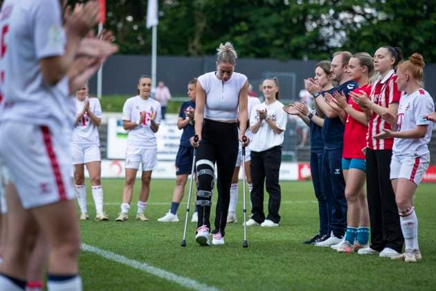 GOOGLE PIXEL Frauen-Bundesliga: 1. FC Köln - Eintracht Frankfurt, 20.05.2024 Sharon Beck (1. FC Köln, 10) wird verabschiedet. GOOGLE PIXEL Frauen-Bundesliga, 1. FC Köln - Eintracht Frankfurt, 22. Spieltag, am 20.05.2024, Franz-Kremer-Stadion, Köln DFL regulations prohibit any use of photographs as image sequences and or quasi-video Copyright: xBEAUTIFULxSPORTS Meuselx