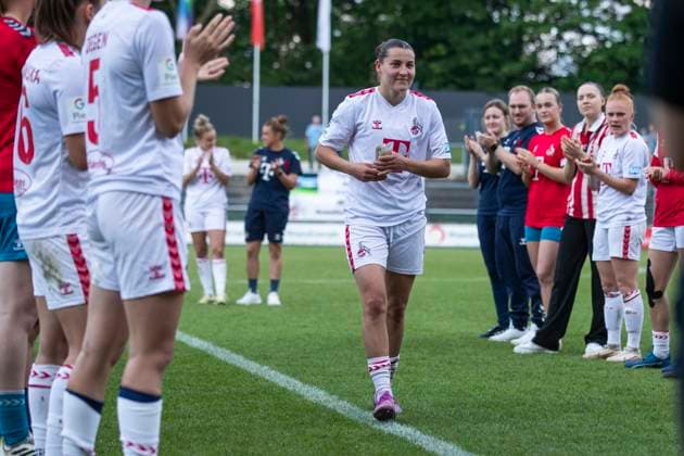 GOOGLE PIXEL Frauen-Bundesliga: 1. FC Köln - Eintracht Frankfurt, 20.05.2024 Carlotta Wamser (1. FC Köln, 30) wird verabschiedet. GOOGLE PIXEL Frauen-Bundesliga, 1. FC Köln - Eintracht Frankfurt, 22. Spieltag, am 20.05.2024, Franz-Kremer-Stadion, Köln DFL regulations prohibit any use of photographs as image sequences and or quasi-video Copyright: xBEAUTIFULxSPORTS Meuselx
