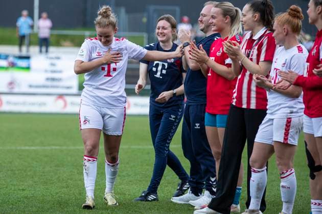 GOOGLE PIXEL Frauen-Bundesliga: 1. FC Köln - Eintracht Frankfurt, 20.05.2024 Lena Uebach (1. FC Köln, 27) wird verabschiedet. GOOGLE PIXEL Frauen-Bundesliga, 1. FC Köln - Eintracht Frankfurt, 22. Spieltag, am 20.05.2024, Franz-Kremer-Stadion, Köln DFL regulations prohibit any use of photographs as image sequences and or quasi-video Copyright: xBEAUTIFULxSPORTS Meuselx