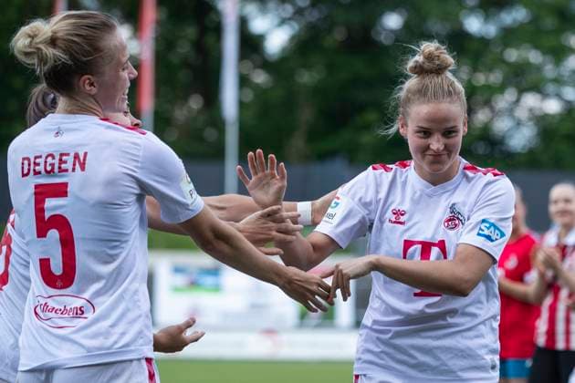 GOOGLE PIXEL Frauen-Bundesliga: 1. FC Köln - Eintracht Frankfurt, 20.05.2024 Lena Uebach (1. FC Köln, 27) wird verabschiedet. GOOGLE PIXEL Frauen-Bundesliga, 1. FC Köln - Eintracht Frankfurt, 22. Spieltag, am 20.05.2024, Franz-Kremer-Stadion, Köln DFL regulations prohibit any use of photographs as image sequences and or quasi-video Copyright: xBEAUTIFULxSPORTS Meuselx