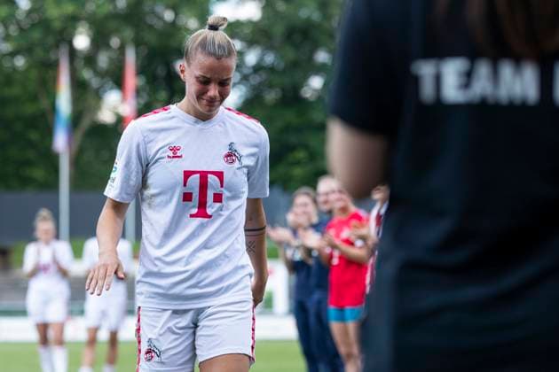 GOOGLE PIXEL Frauen-Bundesliga: 1. FC Köln - Eintracht Frankfurt, 20.05.2024 Selina Cerci (1. FC Köln, 29) wird verabschiedet. GOOGLE PIXEL Frauen-Bundesliga, 1. FC Köln - Eintracht Frankfurt, 22. Spieltag, am 20.05.2024, Franz-Kremer-Stadion, Köln DFL regulations prohibit any use of photographs as image sequences and or quasi-video Copyright: xBEAUTIFULxSPORTS Meuselx