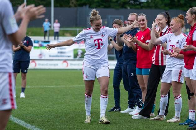 GOOGLE PIXEL Frauen-Bundesliga: 1. FC Köln - Eintracht Frankfurt, 20.05.2024 Lena Uebach (1. FC Köln, 27) wird verabschiedet. GOOGLE PIXEL Frauen-Bundesliga, 1. FC Köln - Eintracht Frankfurt, 22. Spieltag, am 20.05.2024, Franz-Kremer-Stadion, Köln DFL regulations prohibit any use of photographs as image sequences and or quasi-video Copyright: xBEAUTIFULxSPORTS Meuselx