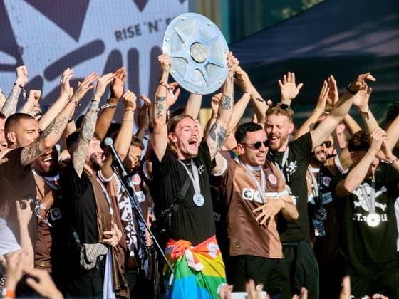 Bilder des Jahres 2024, Sport 05 Mai Sport Themen der Woche KW21 Jackson Irvine (FC St. Pauli 07) mit der Meisterschale. Manolis Saliakas (FC St. Pauli 02) , Oladapo Afolayan (FC St. Pauli 17) Maurides Roque Junior (FC St. Pauli 09) , Marcel Hartel (FC St. Pauli 10) , Philipp Treu (FC St. Pauli 23) Carlo Boukhalfa (FC St. Pauli 16) GER, FC St. Pauli Aufstiegsfeier, Aufstieg in die erste Bundesliga 1. 2. Bundesliga, Fussball, Spielzeit 2023 2024, 20.05.2024 GER, FC St. Pauli Aufstiegsfeier, Aufstieg in die erste Bundesliga 1. 2. Bundesliga, Fussball, Spielzeit 2023 2024, 20.05.2024 Hamburg *** Jackson Irvine FC St Pauli 07 with the championship trophy Manolis Saliakas FC St Pauli 02 , Oladapo Afolayan FC St Pauli 17 Maurides Roque Junior FC St Pauli 09 , Marcel Hartel FC St Pauli 10 , Philipp Treu FC St Pauli 23 Carlo Boukhalfa FC St Pauli 16 GER, FC St Pauli promotion ceremony, promotion to the first Bundesliga 1 2 Bundesliga, football, 2023 2024 season, 20 05 2024 GER, FC St Pauli promotion ceremony, promotion to the first Bundesliga 1 2 Bundesliga, football, 2023 2024 season, 20 05 2024 Hamburg Copyright: xEibner-Pressefoto xStephaniexZerx EP_SZE