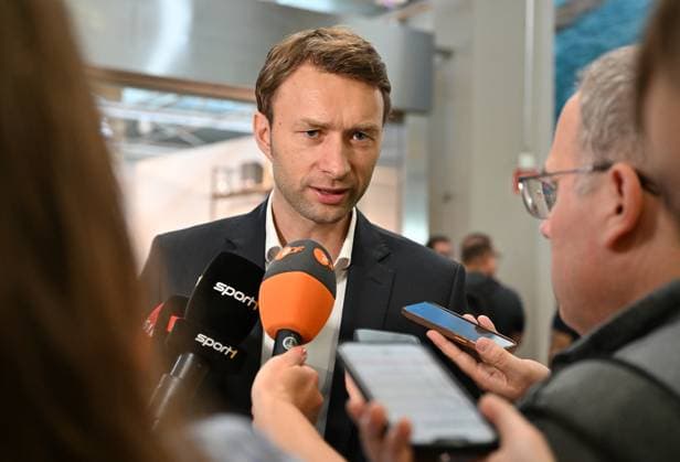 21.05.2024, xjrdrx, Fussball UEFA Europa League Finale 2024, Bayer 04 Leverkusen - Pressekonferenz Training emspor, v.l. Manager Simon Rolfes (Bayer Leverkusen) im Interview am Kölner Flughafen (DFL DFB REGULATIONS PROHIBIT ANY USE OF PHOTOGRAPHS as IMAGE SEQUENCES and or QUASI-VIDEO) Dublin