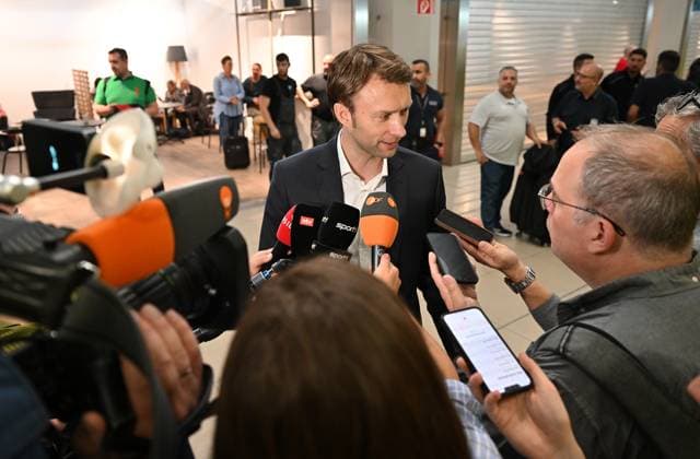 21.05.2024, xjrdrx, Fussball UEFA Europa League Finale 2024, Bayer 04 Leverkusen - Pressekonferenz Training emspor, v.l. Manager Simon Rolfes (Bayer Leverkusen) im Interview am Kölner Flughafen (DFL DFB REGULATIONS PROHIBIT ANY USE OF PHOTOGRAPHS as IMAGE SEQUENCES and or QUASI-VIDEO) Dublin