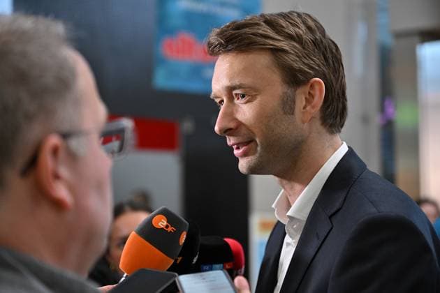 21.05.2024, xjrdrx, Fussball UEFA Europa League Finale 2024, Bayer 04 Leverkusen - Pressekonferenz Training emspor, v.l. Manager Simon Rolfes (Bayer Leverkusen) im Interview am Kölner Flughafen (DFL DFB REGULATIONS PROHIBIT ANY USE OF PHOTOGRAPHS as IMAGE SEQUENCES and or QUASI-VIDEO) Dublin