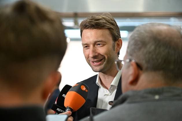 21.05.2024, xjrdrx, Fussball UEFA Europa League Finale 2024, Bayer 04 Leverkusen - Pressekonferenz Training emspor, v.l. Manager Simon Rolfes (Bayer Leverkusen) im Interview am Kölner Flughafen (DFL DFB REGULATIONS PROHIBIT ANY USE OF PHOTOGRAPHS as IMAGE SEQUENCES and or QUASI-VIDEO) Dublin