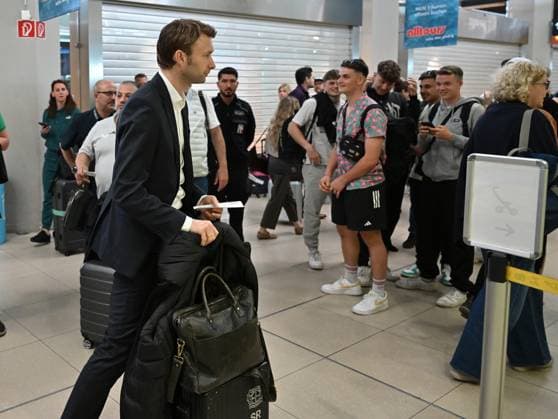 21.05.2024, xjrdrx, Fussball UEFA Europa League Finale 2024, Bayer 04 Leverkusen - Pressekonferenz Training emspor, v.l. Manager Simon Rolfes (Bayer Leverkusen) im Interview am Kölner Flughafen (DFL DFB REGULATIONS PROHIBIT ANY USE OF PHOTOGRAPHS as IMAGE SEQUENCES and or QUASI-VIDEO) Dublin
