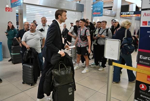 21.05.2024, xjrdrx, Fussball UEFA Europa League Finale 2024, Bayer 04 Leverkusen - Pressekonferenz Training emspor, v.l. Manager Simon Rolfes (Bayer Leverkusen) im Interview am Kölner Flughafen (DFL DFB REGULATIONS PROHIBIT ANY USE OF PHOTOGRAPHS as IMAGE SEQUENCES and or QUASI-VIDEO) Dublin