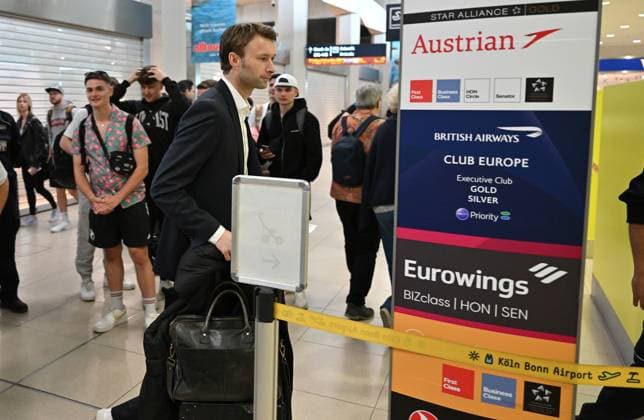 21.05.2024, xjrdrx, Fussball UEFA Europa League Finale 2024, Bayer 04 Leverkusen - Pressekonferenz Training emspor, v.l. Manager Simon Rolfes (Bayer Leverkusen) im Interview am Kölner Flughafen (DFL DFB REGULATIONS PROHIBIT ANY USE OF PHOTOGRAPHS as IMAGE SEQUENCES and or QUASI-VIDEO) Dublin
