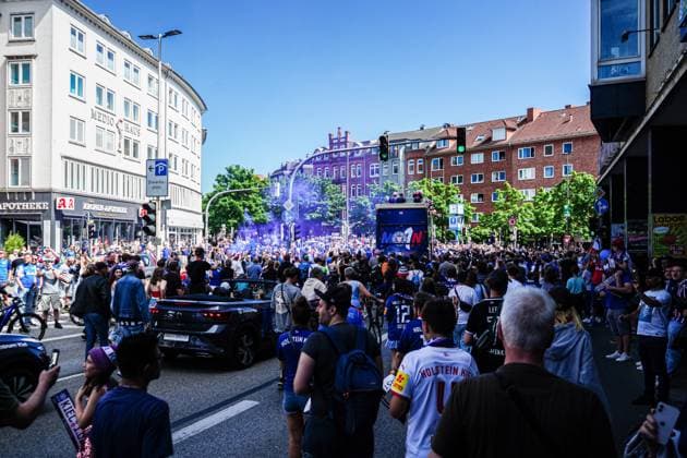 Spieler Holstein Kiel feiern Aufstieg mit den Fans GER, Aufstiegsfeier Holstein Kiel, 20.05.2024 GER, Aufstiegsfeier Holstein Kiel, 20.05.2024 Kiel