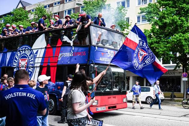 Fahne Holstein Kiel mit Bus im Hintergrund GER, Aufstiegsfeier Holstein Kiel, 20.05.2024 GER, Aufstiegsfeier Holstein Kiel, 20.05.2024 Kiel