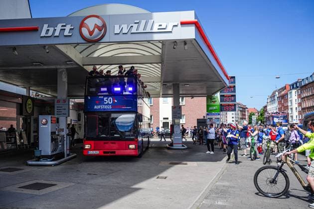 Fans feiern mit Mannschaft an Tankstelle GER, Aufstiegsfeier Holstein Kiel, 20.05.2024 GER, Aufstiegsfeier Holstein Kiel, 20.05.2024 Kiel
