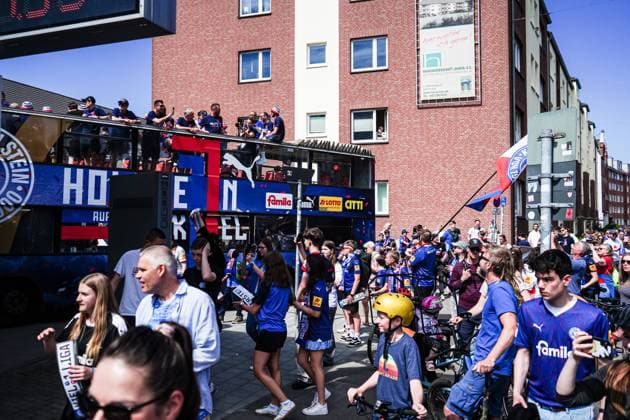 Fans feiern mit Mannschaft an Tankstelle GER, Aufstiegsfeier Holstein Kiel, 20.05.2024 GER, Aufstiegsfeier Holstein Kiel, 20.05.2024 Kiel
