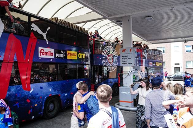 Fans feiern mit Mannschaft an Tankstelle GER, Aufstiegsfeier Holstein Kiel, 20.05.2024 GER, Aufstiegsfeier Holstein Kiel, 20.05.2024 Kiel