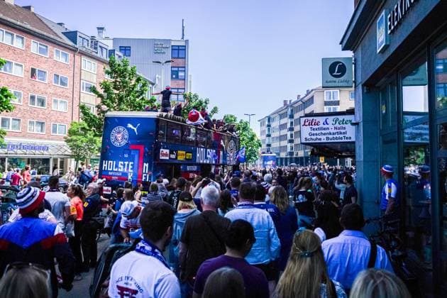 Spieler Holstein Kiel feiern Aufstieg mit den Fans GER, Aufstiegsfeier Holstein Kiel, 20.05.2024 GER, Aufstiegsfeier Holstein Kiel, 20.05.2024 Kiel