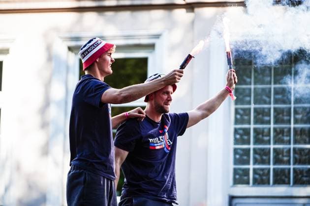 Tom Rothe (Holstein Kiel, 18) und Thomas Daehne (Holstein Kiel, 21) mit Pyrotechnik GER, Aufstiegsfeier Holstein Kiel, 20.05.2024 GER, Aufstiegsfeier Holstein Kiel, 20.05.2024 Kiel