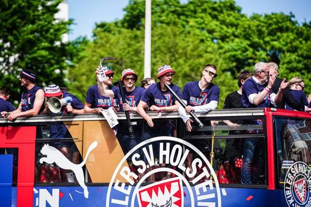 Spieler Holstein Kiel feiern Aufstieg mit den Fans GER, Aufstiegsfeier Holstein Kiel, 20.05.2024 GER, Aufstiegsfeier Holstein Kiel, 20.05.2024 Kiel
