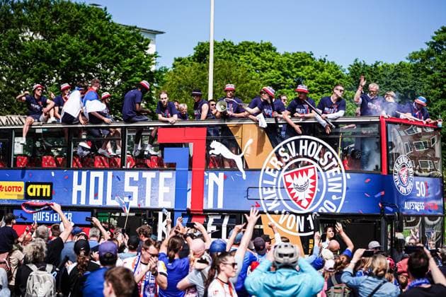 Spieler Holstein Kiel feiern Aufstieg mit den Fans GER, Aufstiegsfeier Holstein Kiel, 20.05.2024 GER, Aufstiegsfeier Holstein Kiel, 20.05.2024 Kiel