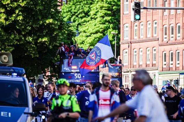 Fahne Holstein Kiel mit Bus im Hintergrund GER, Aufstiegsfeier Holstein Kiel, 20.05.2024 GER, Aufstiegsfeier Holstein Kiel, 20.05.2024 Kiel