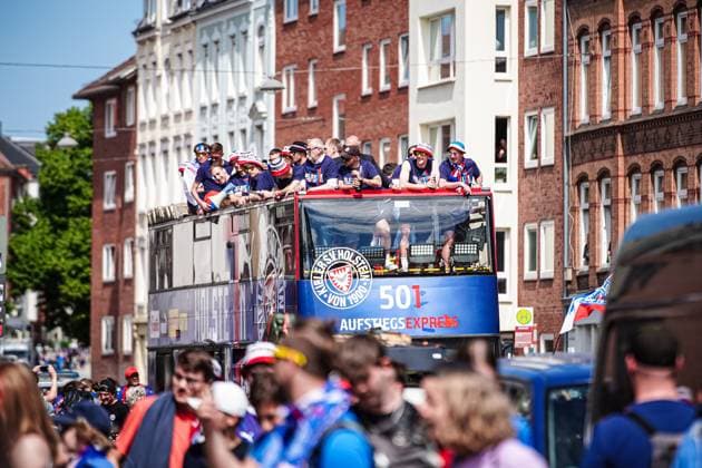 Spieler Holstein Kiel feiern Aufstieg mit den Fans GER, Aufstiegsfeier Holstein Kiel, 20.05.2024 GER, Aufstiegsfeier Holstein Kiel, 20.05.2024 Kiel