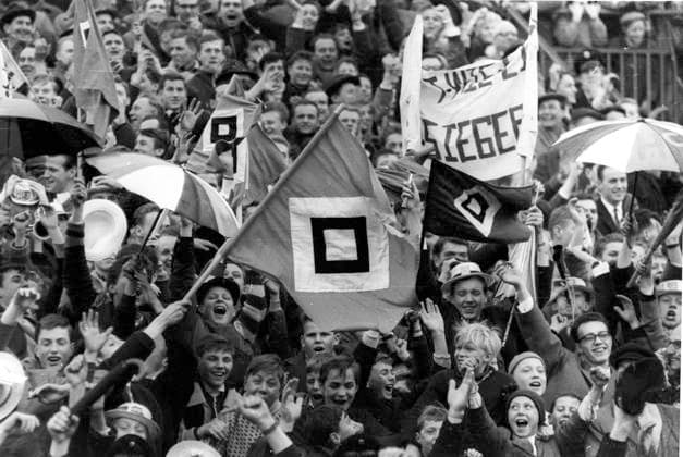 Europapokal der Landesmeister, 1960 1961, Viertelfinale Hamburger SV - FC Burnley 4:1 15.03.1961 Jubelnde HSV Fans mit Fahnen *** European Champion Clubs Cup, 1960 1961, quarter-final Hamburger SV FC Burnley 4 1 15 03 1961 HSV fans cheering with flags HM