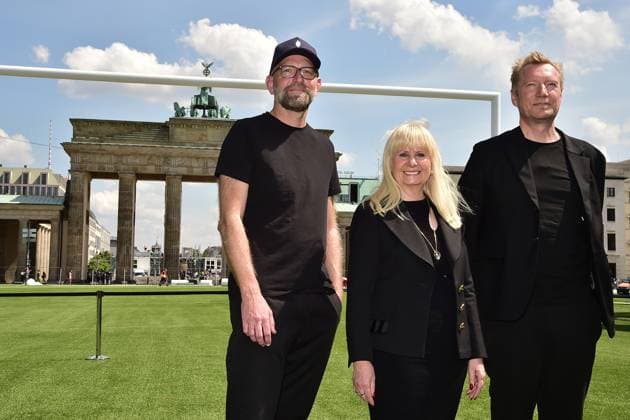 V.L. vor dem Brandenburger Tor. Moritz van Dülmen, Kulturprojekte Berlin Geschäftsführer Iris Spranger, Senatorin für Inneres und ¨Thomas Gloor von der UEFA die Idee und die Pläne für die Fan Zone Berlin PK Vorstellung der Fan Zone Berlin was erwartet die Besucherinnen und Besucher zur UEFA EURO, EM, Europameisterschaft,Fussball 2024 in der Hauptstadt in Berlin 21.05.2024 PK zur UEFA EURO 2024 in Berlin