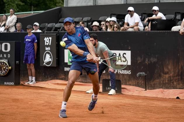 Luciano DARDERI (ITA) lors de son match face Ã Taro DANIEL (JPN) lors du tournoi de l Open Parc Auvergne RhÃ ne-Alpes Ã Lyon le 21 05 2024. TENNIS : Open Parc Auvergne RhÃ ne-Alpes - Lyon - 21 05 2024 SandrineThesillat Panoramic 