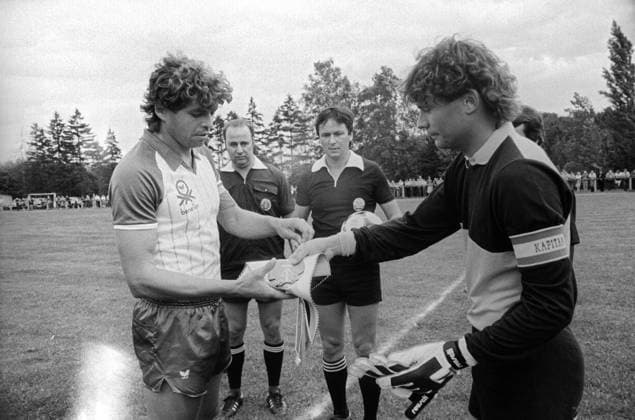 ! ACHTUNG Aufnahmedatum laut Beschriftung ! Fußball, DDR, historisch, internationale Vergleiche, Dresden, internationales Turnier: Partie Stahl Riesa gegen TJ Sigma Olomouc (Tschechien) in Rabenau, Begrüßung der Kapitäne Ladislav Kucernak (Olomouc) und Claus Boden (Stahl), Ergebnis 0:0. 05.08.1985. *** ATTENTION date Loud Caption Soccer, GDR, historical, International Comparisons, Dresden, International Tournament Game Steel Riesa against TJ Sigma Olomouc The Czech Republic in Rabenau, Welcome the Captains Ladislav Kucernak Olomouc and Claus Bottom Steel , Result 0 0 05 08 1985 Copyright: xSZ MarionxGröningx