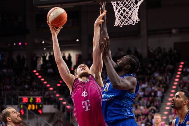 Sport Themen der Woche KW21 Sport Bilder des Tages easyCredit Basketball Bundesliga, Telekom Baskets Bonn vs. ALBA Berlin, Playoff Spiel 3, 21.05.2024 Christian Sengfelder (Telekom Baskets Bonn 43) und Khalifa Koumadje (ALBA Berlin 21) -- easyCredit Basketball Bundesliga, Telekom Baskets Bonn vs. ALBA Berlin, Playoff Spiel 3, 21.05.2024, Telekom Dome Bonn *** easyCredit Basketball Bundesliga, Telekom Baskets Bonn vs ALBA Berlin, Playoff Game 3, 21 05 2024 Christian Sengfelder Telekom Baskets Bonn 43 and Khalifa Koumadje ALBA Berlin 21 easyCredit Basketball Bundesliga, Telekom Baskets Bonn vs ALBA Berlin, Playoff Game 3, 21 05 2024, Telekom Dome Bonn Copyright: xBEAUTIFULxSPORTS Derixx