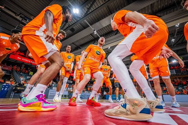 Sport Bilder des Tages 1. Basketball Bundesliga, easyCredit BBL, Saison 2023 2024, Herren, Playoffs, Viertelfinale, Spiel 3, 21.05.2024, RASTA Vechta - NINERS Chemnitz Das Team von RASTA Vechta zeigt Emotionen vor der Partie Vechta RASTA Dome Niedersachsen Deutschland