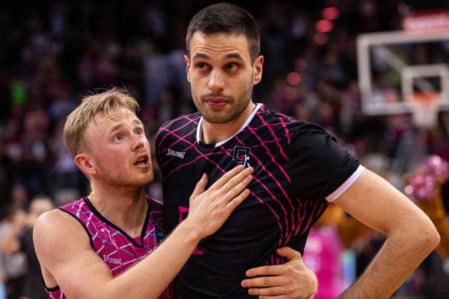 Sport Bilder des Tages easyCredit Basketball Bundesliga, Telekom Baskets Bonn vs. ALBA Berlin, Playoff Spiel 3, 21.05.2024 Harald Frey und Benedikt Turudic trauern gemeinsam -- easyCredit Basketball Bundesliga, Telekom Baskets Bonn vs. ALBA Berlin, Playoff Spiel 3, 21.05.2024, Telekom Dome Bonn Copyright: xBEAUTIFULxSPORTS Derixx