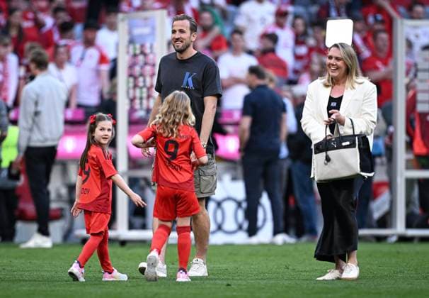 Fussball 1. Bundesliga Saison 2023 2024 33. Spieltag FC Bayern Muenchen - VfL Wolfsburg 12.05.2024 Harry Kane (Mitte hinten, FC Bayern Muenchen) mit seinen Toechtern Vivienne Jane (li), Ivy (Mitte) und Frau Katie (re) nach dem Spiel auf dem Platz *** Soccer 1 Bundesliga Season 2023 2024 33 Matchday FC Bayern Muenchen VfL Wolfsburg 12 05 2024 Harry Kane center back, FC Bayern Muenchen with his daughters Vivienne Jane left, Ivy center and wife Katie right after the match on the pitch