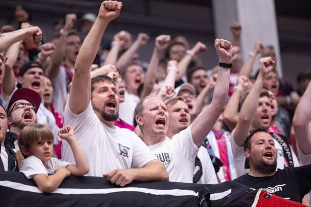 Fans der Telekom Baskets Bonn vs. ALBA Berlin Playoffs Viertelfinale Spiel 3 Foto: Jörn Wolter
