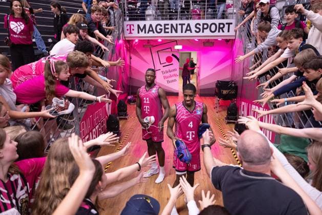 Sport Bilder des Tages Telekom Baskets Bonn verlieren vs. ALBA Berlin und scheiden aus- Saisonende Hier: Brian Fobbs, Glynn Watson Playoffs Viertelfinale Spiel 3 Foto: Jörn Wolter