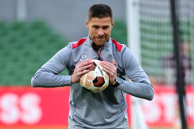 Sport Bilder des Tages Xabi Alonso head coach of Bayer Leverkusen holds a ball during a training session on the eve of the UEFA 2023 2024 Europa League final football match between Atalanta BC and Bayer Leverkusen at the Dublin Arena stadium in Dublin, Republic of Ireland, on 21 May 2024. cesarexpurini