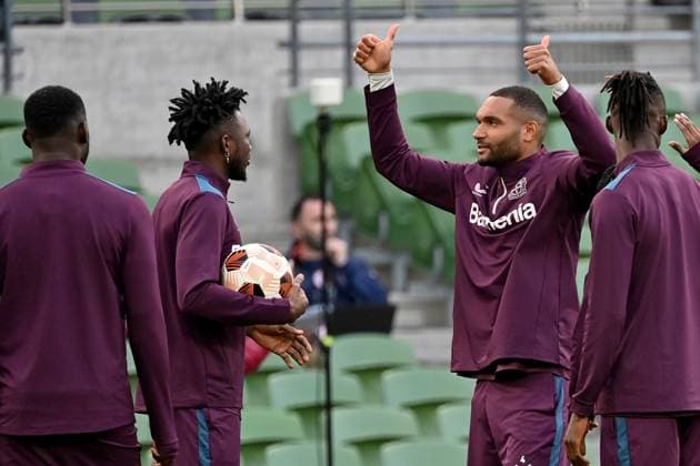 21.05.2024, xjrdrx, Fussball UEFA Europa League Finale 2024, Bayer 04 Leverkusen - Pressekonferenz Training emspor, v.l. Edmond Tapsoba (Bayer Leverkusen) Jonathan Tah (Bayer Leverkusen) gestikuliert gibt Anweisungen mit den Armen gestikulieren gives instructions, gesticulate. (DFL DFB REGULATIONS PROHIBIT ANY USE OF PHOTOGRAPHS as IMAGE SEQUENCES and or QUASI-VIDEO) Dublin