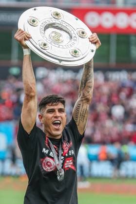 1. Bundesliga - Bayer 04 Leverkusen - FC Augsburg am 18.05.2024 in der BayArena in Leverkusen Piero Hincapie (Leverkusen 3) mit der Meisterschale
