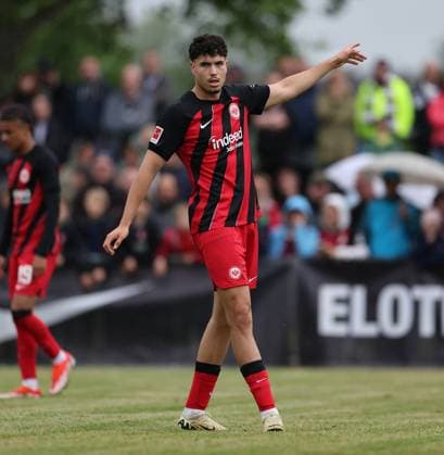 21.05.2024, Fussball Testspiel, FC Alsbach - Eintracht Frankfurt, emonline, emspor, v.l., Nacho Ferri (Eintracht Frankfurt) gibt Anweisungen, gestikuliert, mit den Armen gestikulieren gives instructions, gesticulate DFL DFB REGULATIONS PROHIBIT ANY USE OF PHOTOGRAPHS AS IMAGE SEQUENCES AND OR QUASI-VIDEO. xdcx Copyright: HMBxMedia